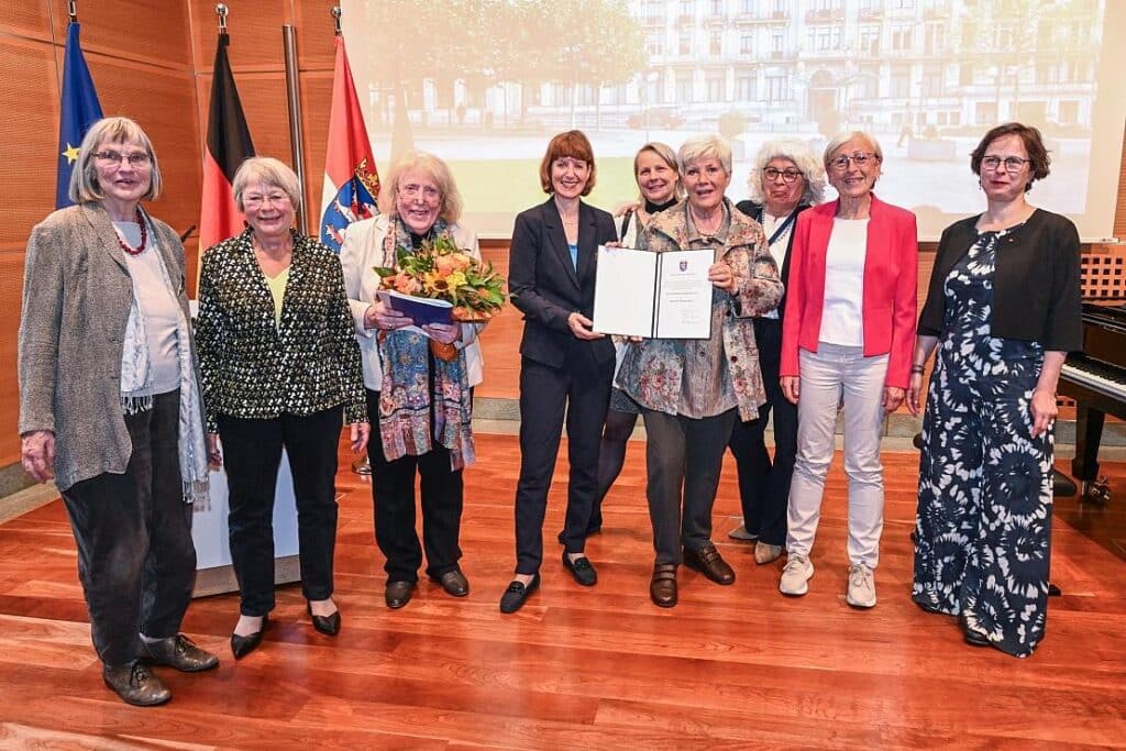 Hessische Sozialministerin verleiht Elisabeth-Selbert-Preis an Frankfurter Verein und Zeitschrift