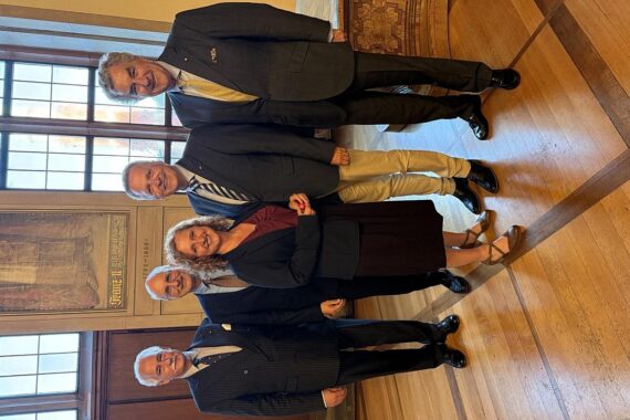 Offizielle Veranstaltung mit prominenten Rednern, die den Malteser Hilfsdienst und dessen Engagement würdigen.