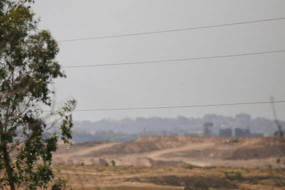 Blick auf den Gazastreifen von Israel aus, symbolisiert Konflikt und geopolitische Spannungen.