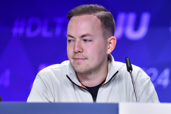 Nico Elsner diskutiert über Bildungsfragen und kritisiert das Verbot von Skikursen an Schulen.