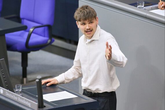 Junger Politiker Luke Hoß kritisiert vernachlässigte Interessen junger Menschen in der Politik.