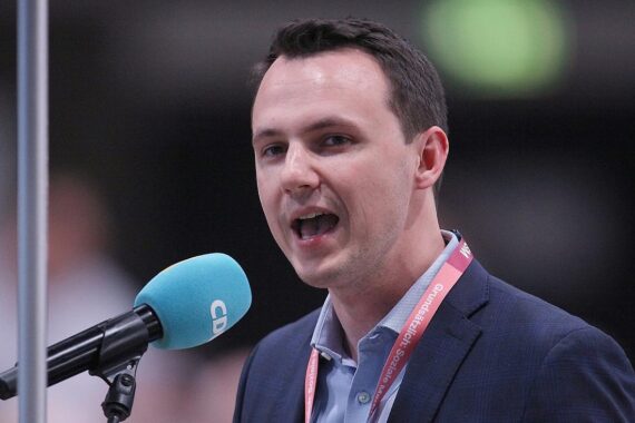 Pascal Reddig diskutiert die Ablehnung des Infrastrukturgesetzes gegenüber jungen CDU-Abgeordneten in Berlin.