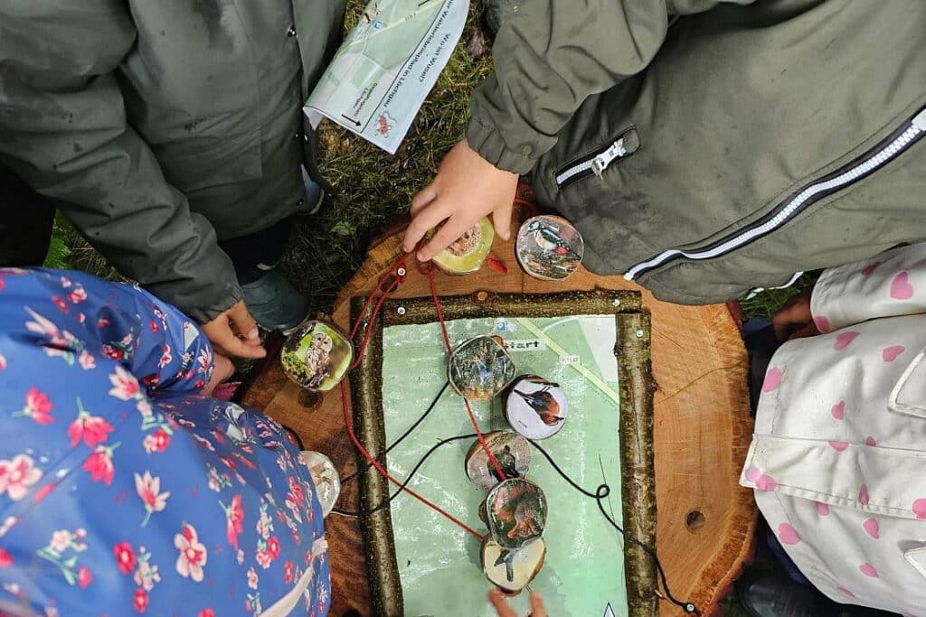 Kindergartengruppe erkundet Wuselpfad in Löchgau
