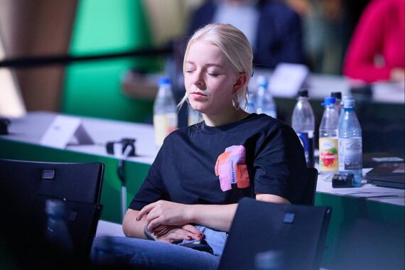 Jette Nietzard in politischem Kontext mit provokativem Pullover, Bundestag im Hintergrund.