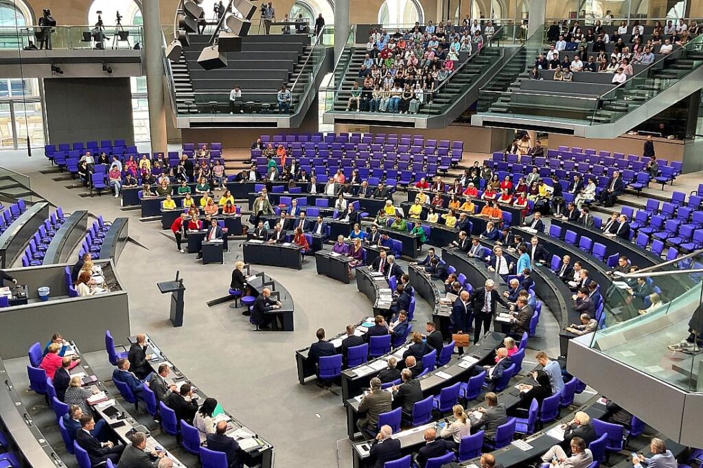 Klöckner verteidigt ihre Entscheidung gegen Regenbogenflaggen