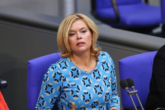 Julia Klöckner spricht über die Einordnung historischer Ungerechtigkeiten und aktuelle Konflikte zwischen Deutschland und Russland.