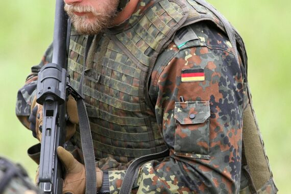Bundeswehr-Soldat, symbolisiert Freiwilligkeit und Selbstbestimmung in der aktuellen Militärpolitik Deutschlands.