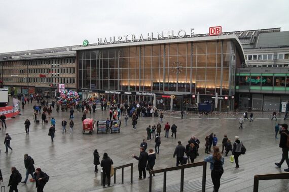 Kölner Hauptbahnhof, Symbol für die Stadt, vor dem Hintergrund von demografischen Kontroversen.