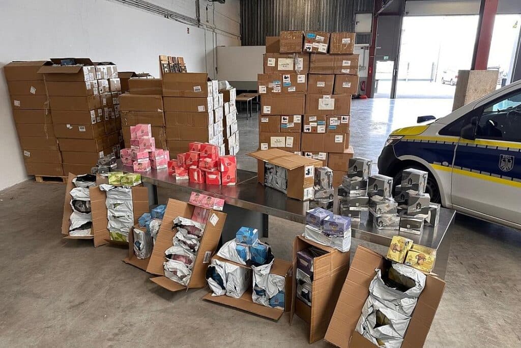 Kölner Zoll beschlagnahmt 45.000 illegale Vapes und über 1.100 Liter E-Liquids