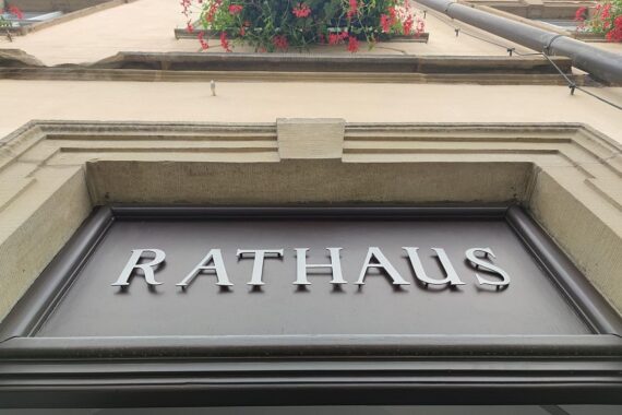 Rathaus mit Fokus auf Investitionen, Steuerausfällen und kommunalen Haushaltsproblemen in Deutschland.