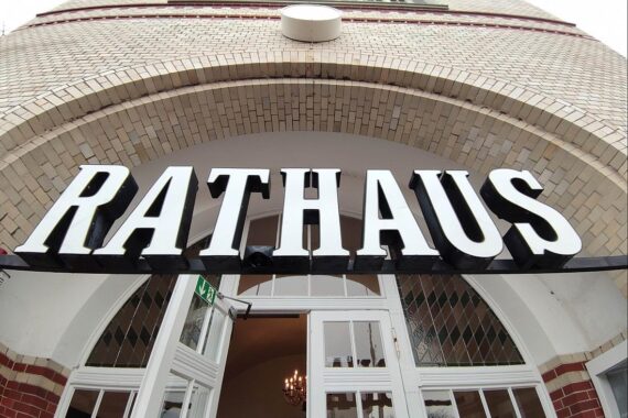 Rathaus, Symbol für kommunale Herausforderungen, Finanzkrise und Investitionsbedarf in Deutschland darstellen.