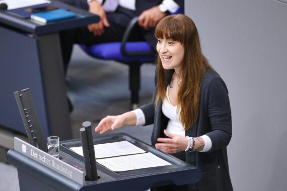 Heidi Reichinnek, Linke-Fraktionsvorsitzende, während ihrer Nominierung für das Parlamentarische Kontrollgremium.