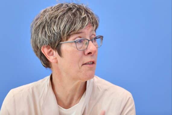 Annegret Kramp-Karrenbauer spricht über Wehrpflicht und internationale Partnerschaften, besonders mit Afrika.