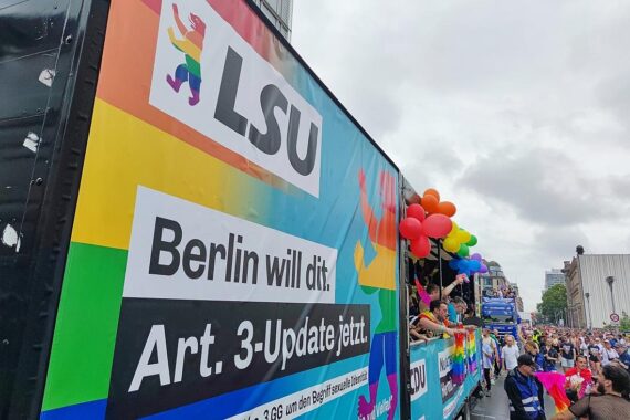LSU-Wagen bei CSD-Parade symbolisiert Unterstützung für die LGBTQ+-Community und politische Toleranz.