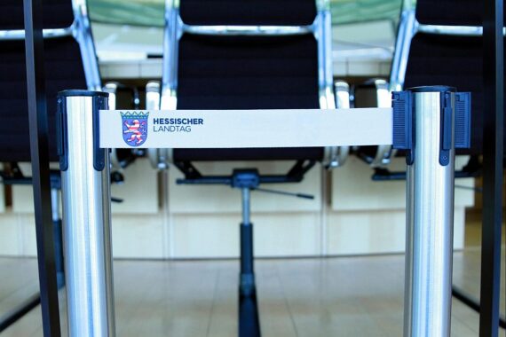 Hessischer Landtag mit Fokus auf Barrierefreiheit und digitale Teilhabe für Menschen mit Einschränkungen.