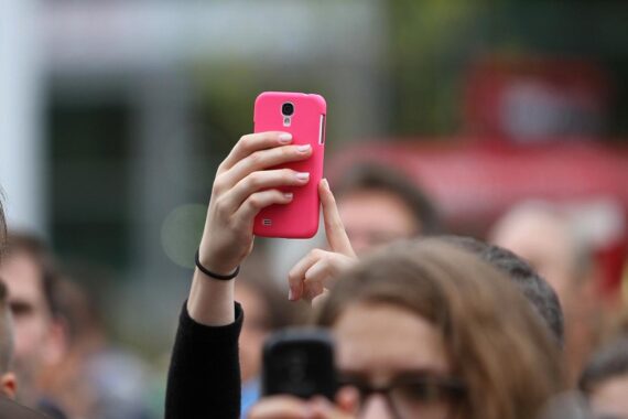 Frau nimmt mit Smartphone eine Naturkatastrophe auf; urheberrechtliche Entscheidung des Gerichts.