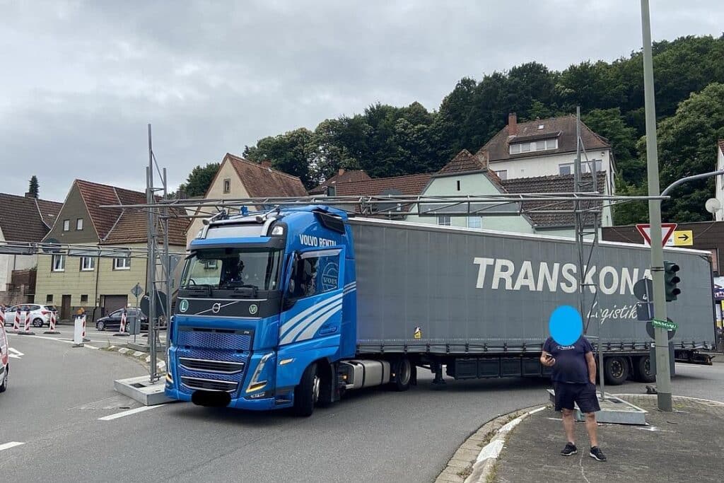 Lastwagen blockiert Brücke zwischen Landstuhl und Ramstein