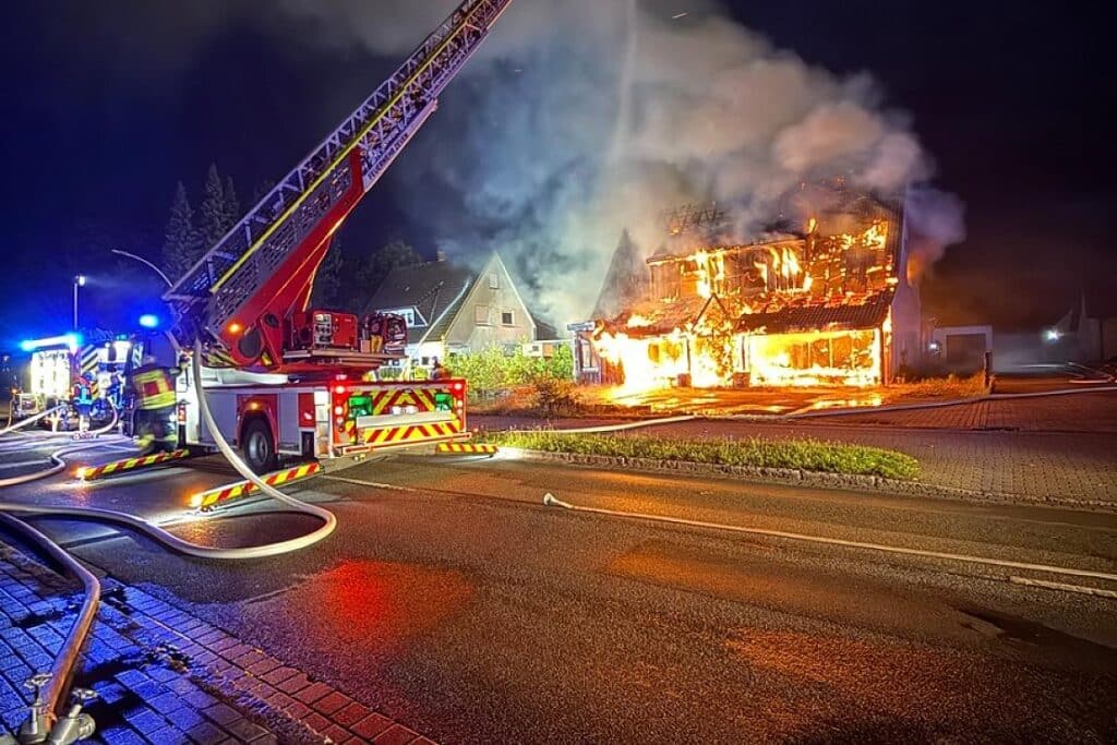 Leerstehendes Einfamilienhaus in Zeven brennt komplett nieder