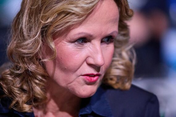 Steffi Lemke fordert gerechte Wasserentgelte für Großverbraucher zur Bekämpfung des Grundwasserstress.