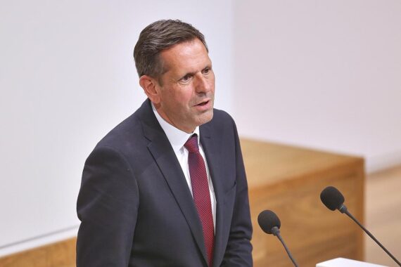 Olaf Lies spricht besorgt über den Nahost-Konflikt und die Sicherheit jüdischer Einrichtungen.