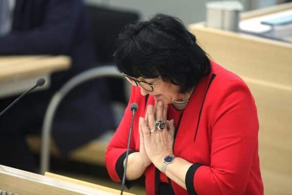 Kritische Diskussion über Bildungsprobleme und Ministerwechsel in Sachsen-Anhalt.