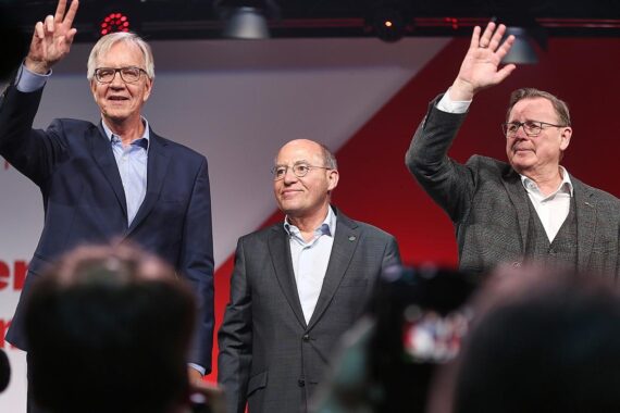 Drei Linken-Politiker gedenken Manfred Müller, einem bedeutenden Gewerkschafter und PDS-Abgeordneten.