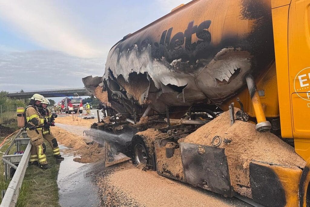 Lkw-Brand auf A7 bei Bad Bramstedt löst Großeinsatz aus