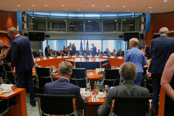 Grüne Fraktion kritisiert Ministerpräsidentenkonferenz; politische Spannungen zwischen Parteien im Fokus.