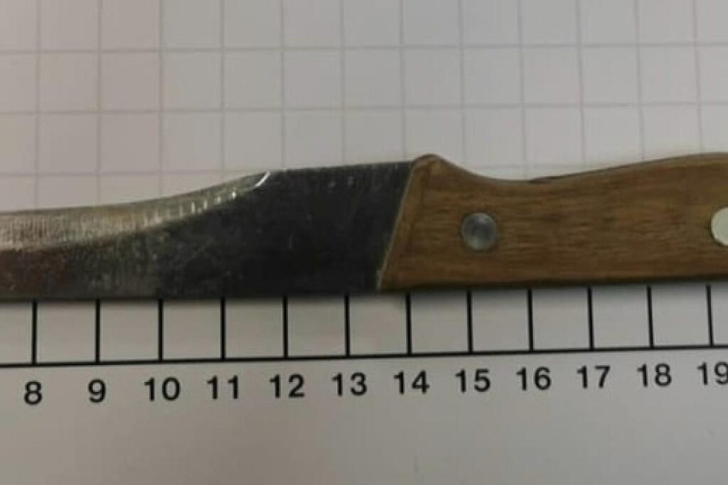 Mann attackiert Ladendetektiv und führt Messer mit sich