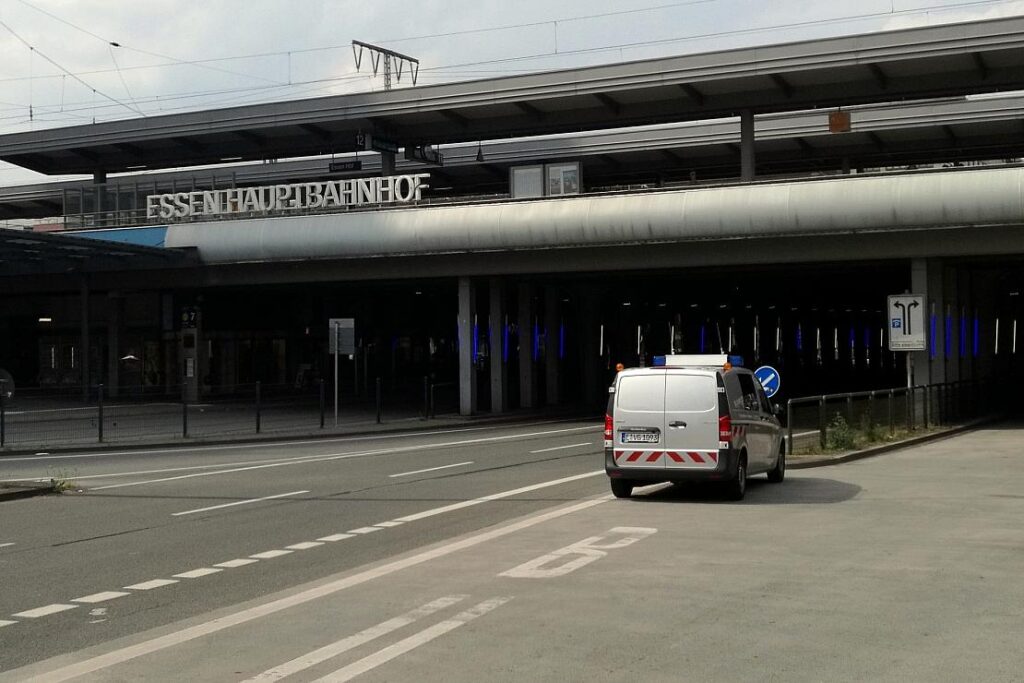 Mann leistet Widerstand mit Kreissägeblatt im Essener Hauptbahnhof