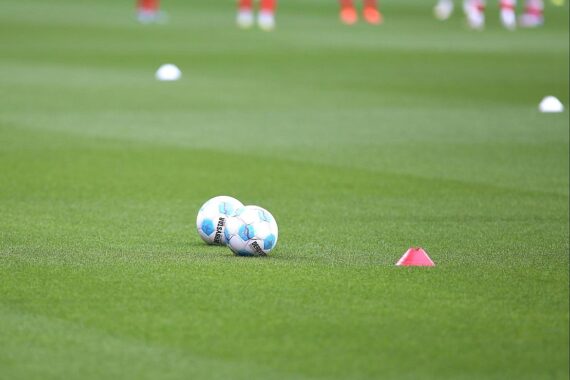 Eröffnung des DFB-Stützpunkts in Marl, Fußballtrainer und talentierte Jugendliche auf dem Platz.
