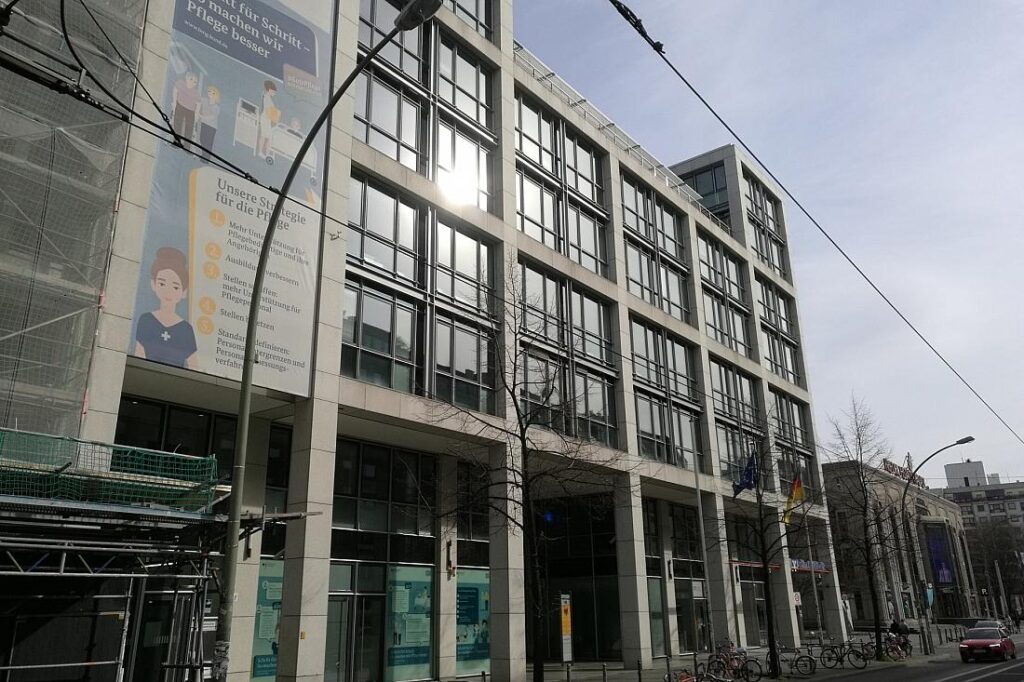 Maskenaffäre weitet sich durch Geheimbericht aus