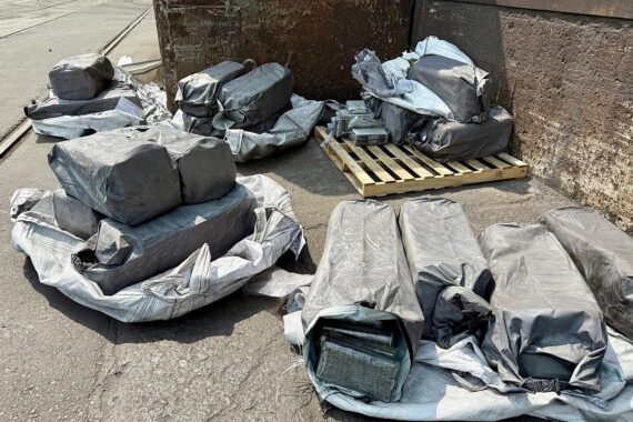 Zollfahnder präsentieren beschlagnahmte 500 Kilogramm Kokain aus Duisburger Hafen-Container.