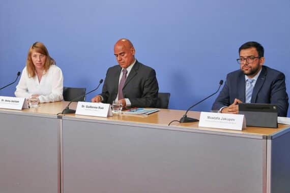 Pressekonferenz zur antiziganistischen Diskriminierung: MIA präsentiert alarmierende Zahlen aus 2024.
