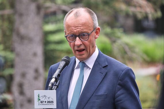 Friedrich Merz beim G7-Gipfel, symbolisiert den Wechsel in der deutschen Politik nach Merkel.