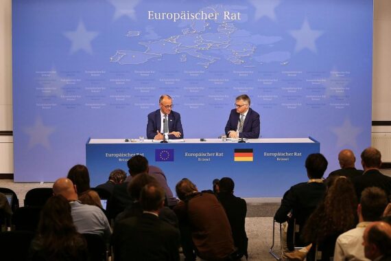 Friedrich Merz diskutiert mit Stefan Kornelius nach erfolgreichem EU-Rat-Treffen in Brüssel.