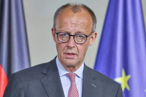 Friedrich Merz telefoniert mit Omanischem Sultan über Atomverhandlungen und Konfliktvermeidung.