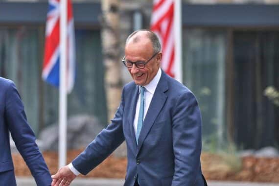 Friedrich Merz am G7-Gipfel, diskutiert über den Iran und militärische Unterstützung Israels.