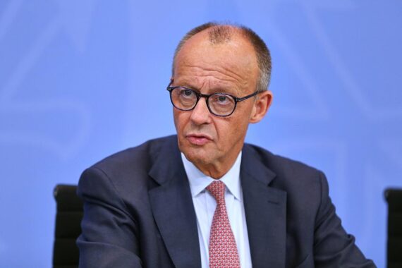 Friedrich Merz beim NATO-Gipfel, symbolisiert historischer Beschluss zur Erhöhung der Verteidigungsausgaben.