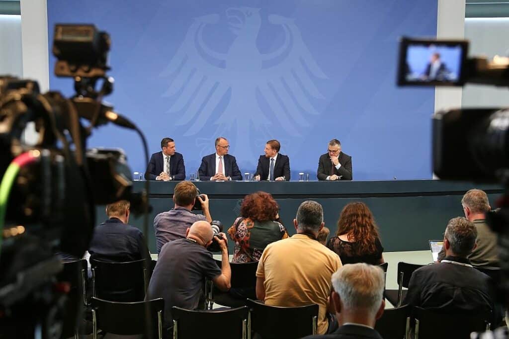 Merz will Kritik an "Drecksarbeit"-Äußerung nicht kommentieren