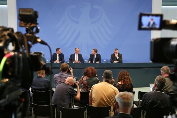 Politiker diskutieren kontroverse Äußerungen über Israel und Iran während Pressekonferenz in Berlin.