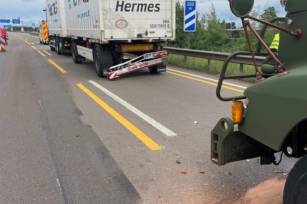 Militärfahrzeug fährt auf LKW auf – Fahrer verletzt