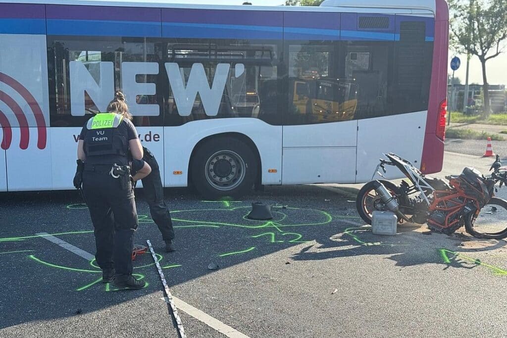 Motorradfahrer stirbt bei Kollision mit Linienbus in Mönchengladbach