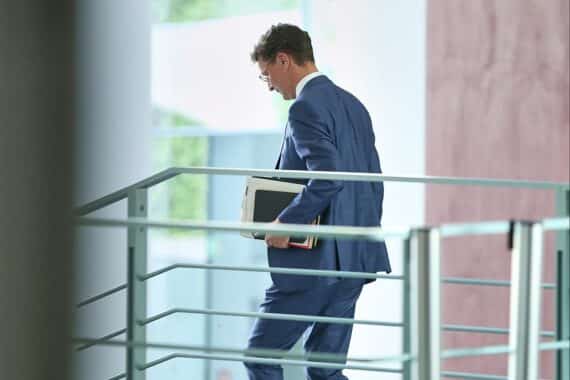 Treffen in Brüssel: Hendrik Wüst, Ursula von der Leyen, CEOs großer Unternehmen diskutieren europäische Wirtschaft.