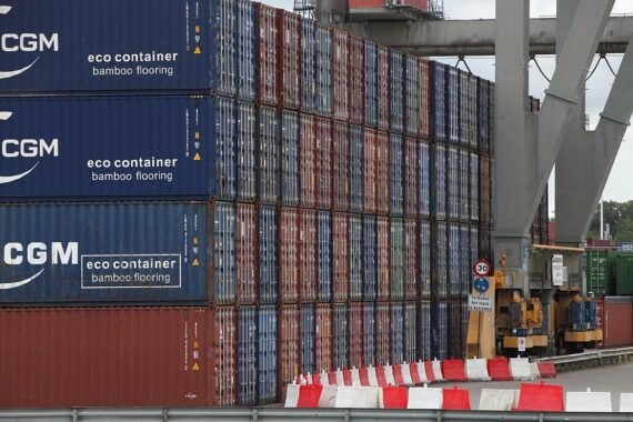 Container mit Waren, Symbol für den Export von Nordrhein-Westfalen, Wirtschaftswachstum und Handel.