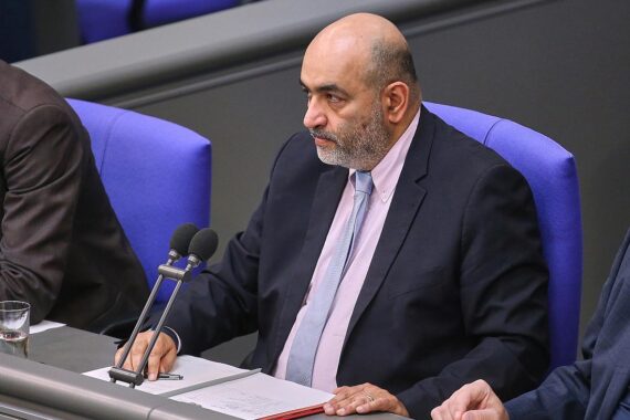 Omid Nouripour diskutiert Militärschläge, Irans Atomprogramm und die Gefahren für Oppositionelle.
