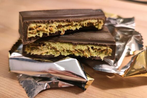 Schokolade mit "Dubai"-Label, Skyline-Design und Pistaziencreme in auffälliger Verpackung.