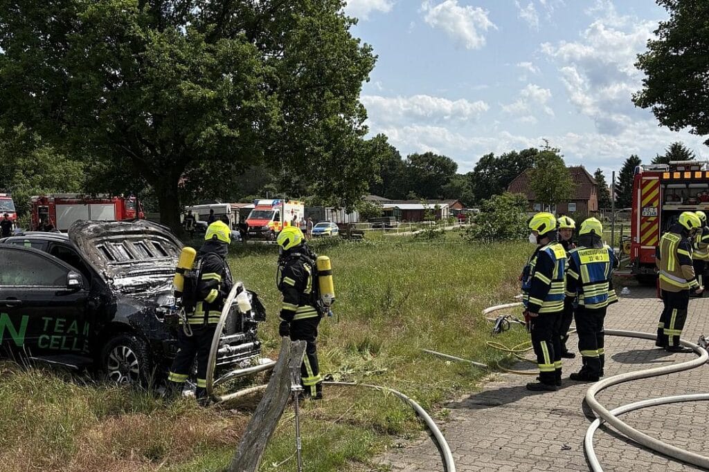 PKW brennt unter Carport in Adelheidsdorf