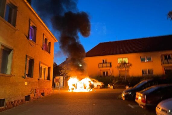 Brennender Pizza-Lieferdienst-PKW in Kaiserslautern, Feuerwehr löscht Vollbrand, Fahrzeug komplett zerstört.