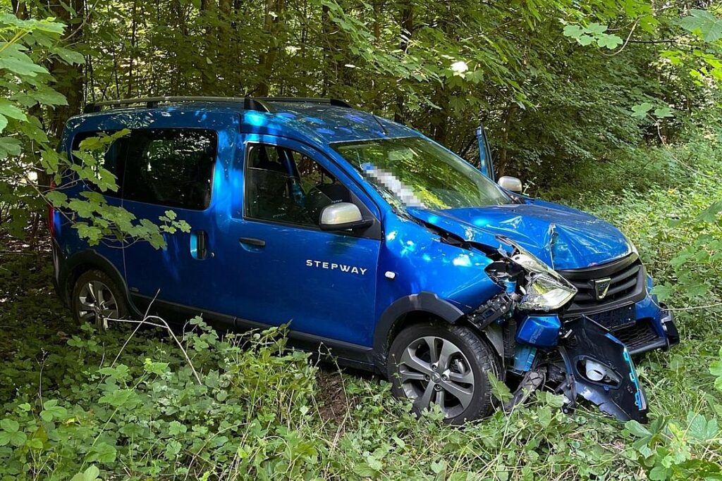 Pkw-Fahrerin prallt in Overath gegen Baum